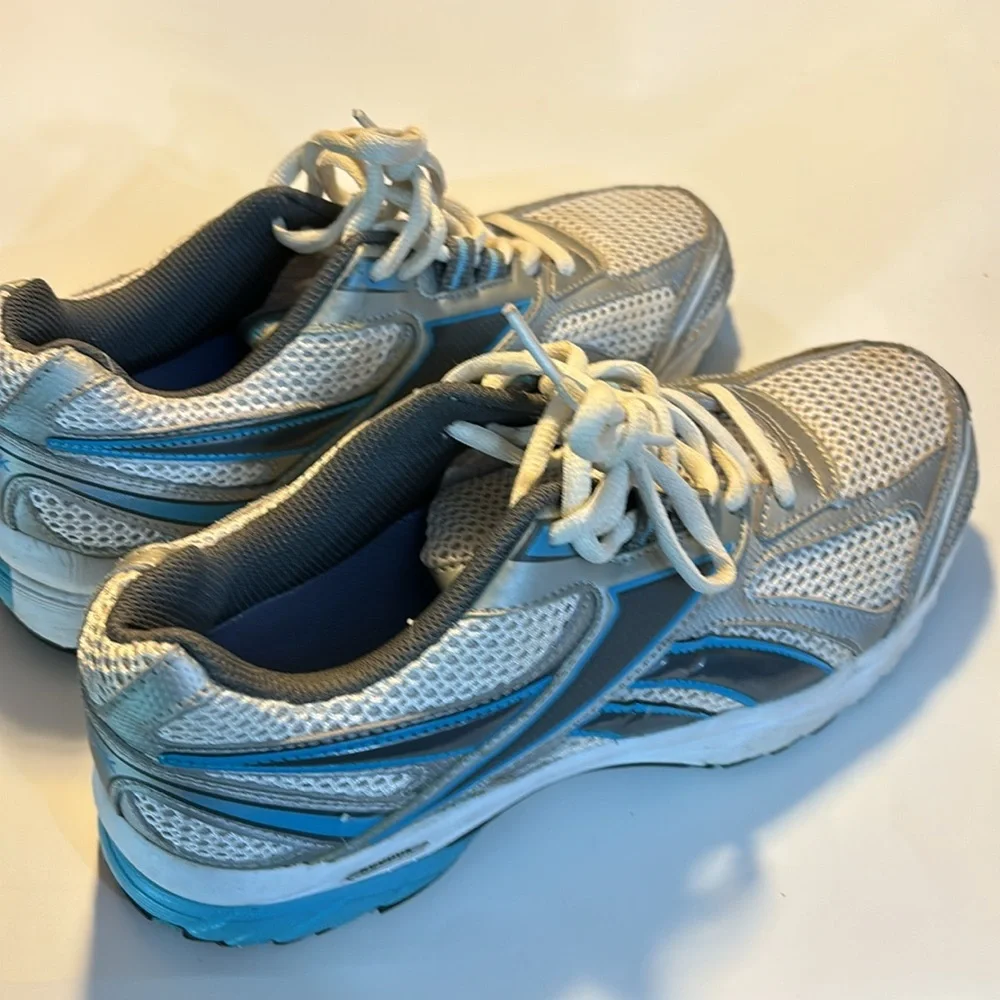 Reebok blue and white athletic shoes Ecco powered by receptor technology size 8